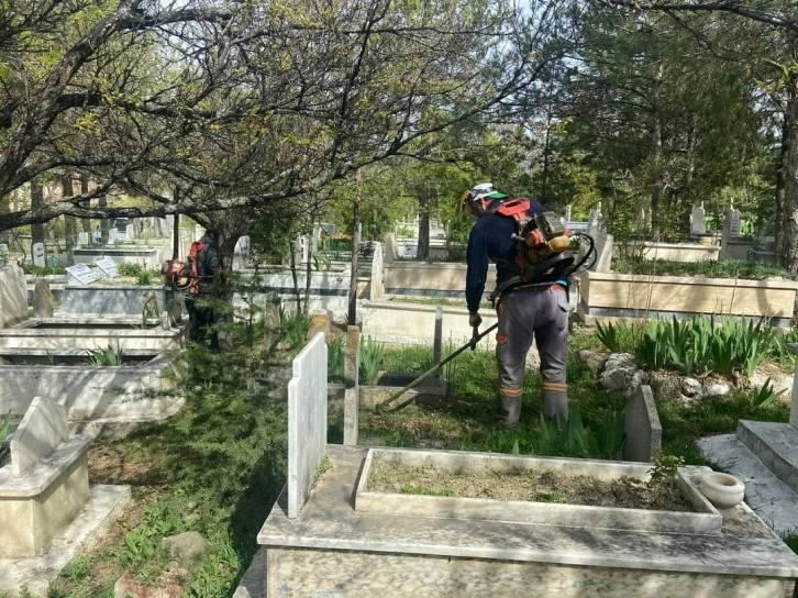 Mezarlıklar bayram ziyaretine hazırlanıyor
