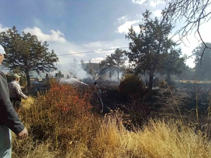 Mezarlıkta çıkan ot yangını vatandaşlarca söndürüldü
