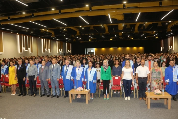 Mezun olan 290 hukuk fakültesi öğrencisi yemin ederek mesleğe ilk adımlarını attı
