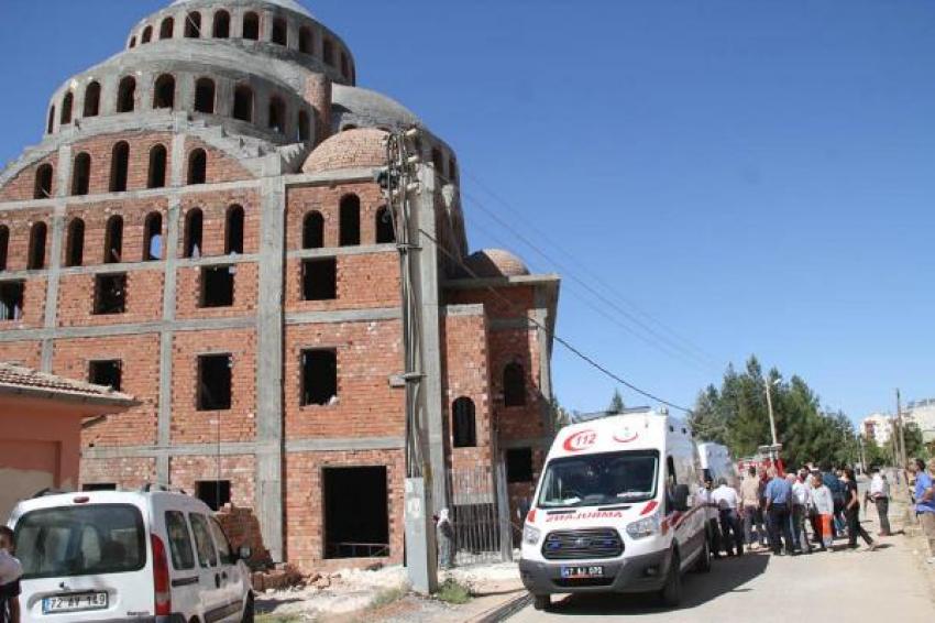 Mardin'de cami iskelesi çöktü, 5 işçi yaralandı