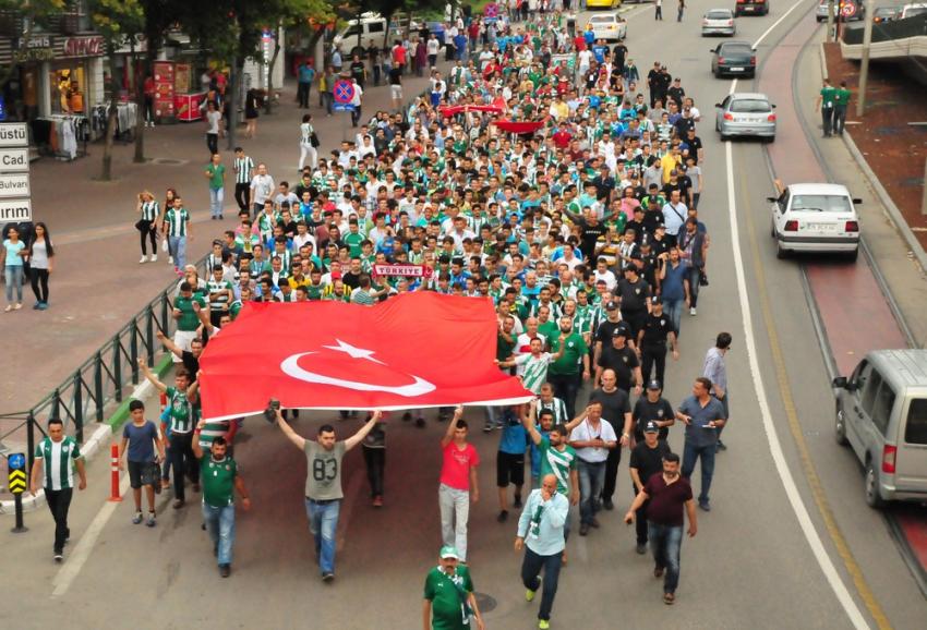 Bursaspor taraftarı şehitlerimiz için yürüdü