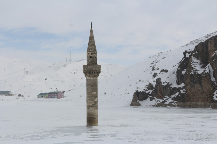 Buzlar arasından yükselen minare