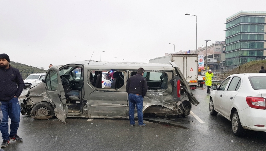 Kontrolden çıkan minibüs 4 araca çarptı: 5 yaralı