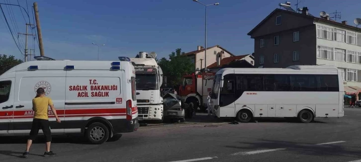 Midibüs ve kamyonun arasında otomobil kağıt gibi ezildi: 1 yaralı
