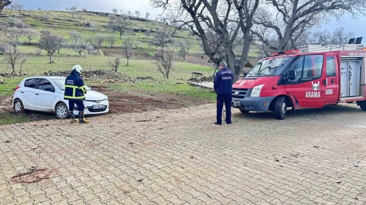 Midyat’ta çamura saplanan aracı itfaiye kurtardı
