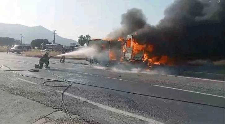 İki minibüs çarpıştı, yangın çıktı;  4’ü ağır 14 yaralı  var