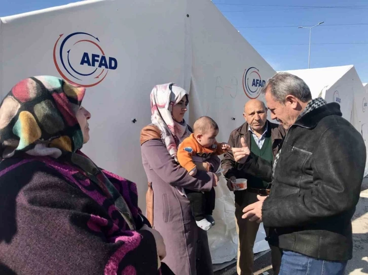 Milletvekili Şahin Tin çadır kentte depremzedelerle görüştü
