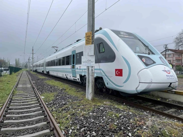 Milli elektrikli tren, TCDD’ye teslim edilip Sakarya Garı’na hareket etti
