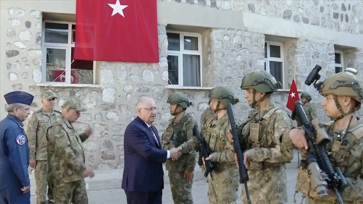 Milli Savunma Bakanı Güler, geceyi Aktütün Hudut Taburu'nda geçirdi