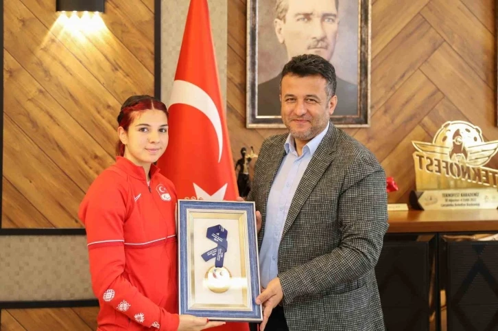 Milli sporcu Bayrak, Çarşamba’ya madalyayla döndü
