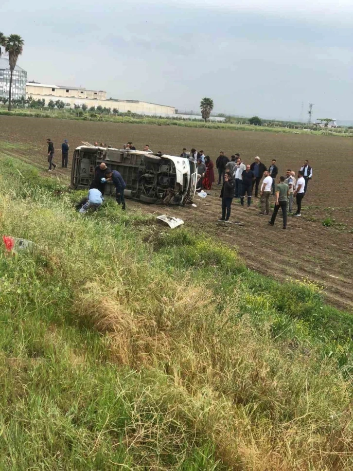 Minibüs ile kamyon çarpıştı: 10 yaralı
