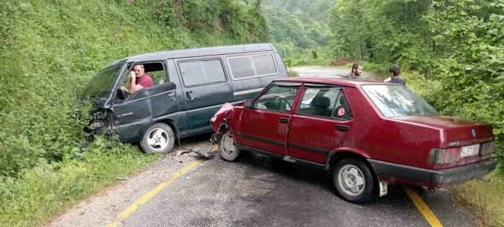 Minibüs ile otomobil kafa kafaya çarpıştı: 3 yaralı
