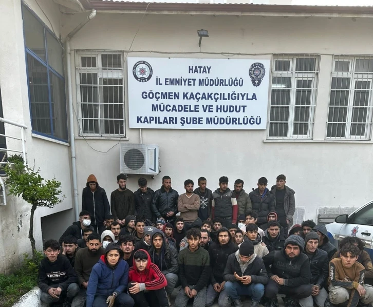 Minibüse ve arkasındaki römorka tıka basa doldurulan 53 kaçak göçmen yakalandı