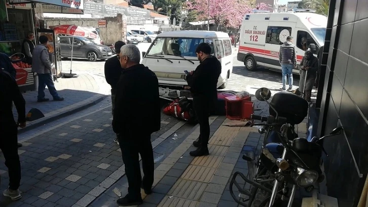 Minibüsün altına giren motosikletli kurye hastaneye kaldırıldı
