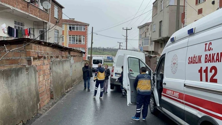 Minibüsün elektrik direği ve çöp konteynerine çarptığı kaza kamerada
