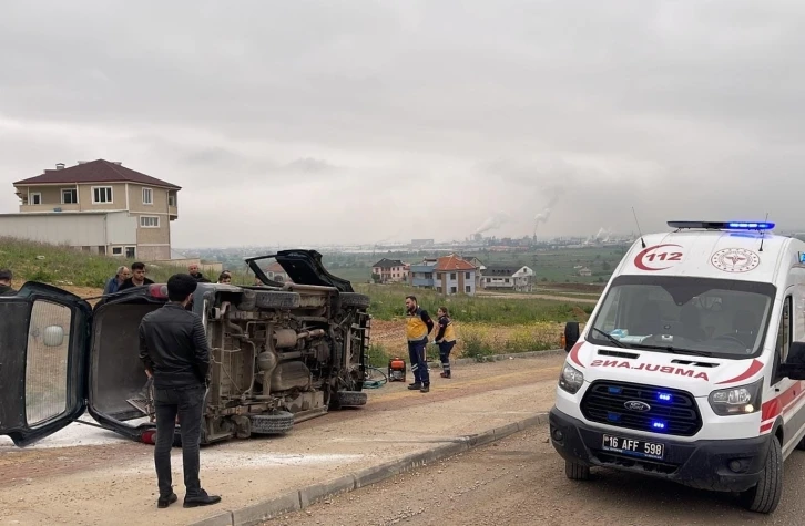 İnegöl'de minibüs takla attı, 3 kişi yaralandı