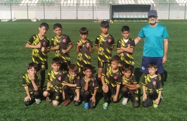 Minik futbolculardan temizlik dersi
