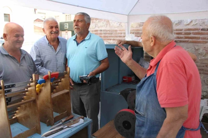 ‘Minik Kuş’ lakaplı bıçakçıdan müşterilerine tezgah başında konser
