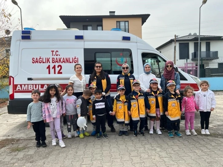 Minik öğrenciler ambulansı tanıdı
