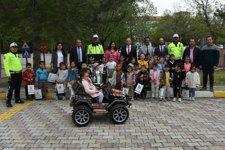 Minik öğrencilere trafik kuralları uygulamalı olarak öğretiliyor
