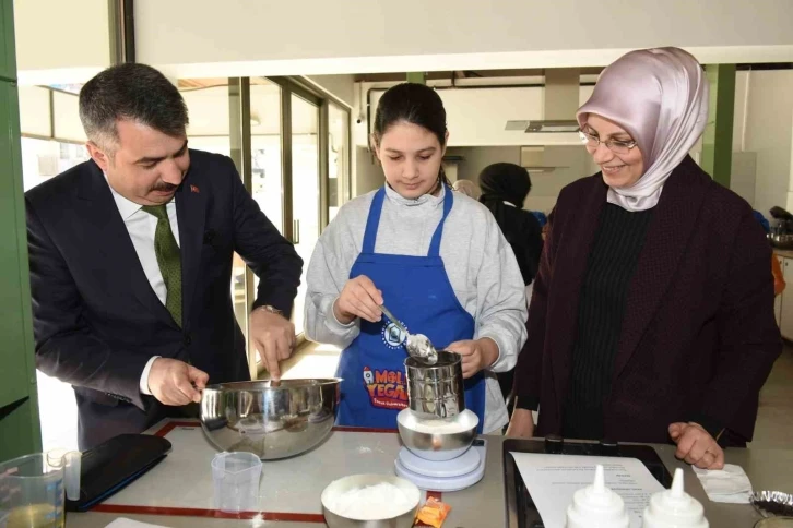 Minik şefler başkan amca ile mutfakta
