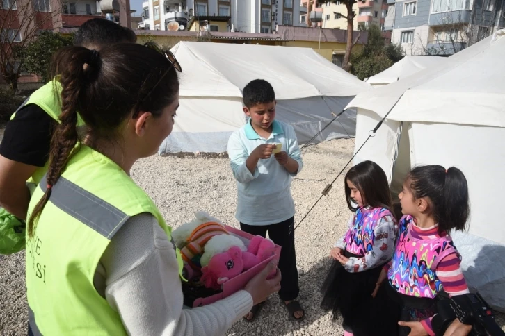 Minik Zeynep’in gönderdiği oyuncaklardan çıkan not, duygulandırdı
