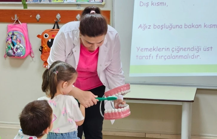 Miniklere ağız ve diş sağlığı eğitimi
