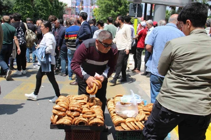 Mitingler simitçilerin yüzünü güldürdü
