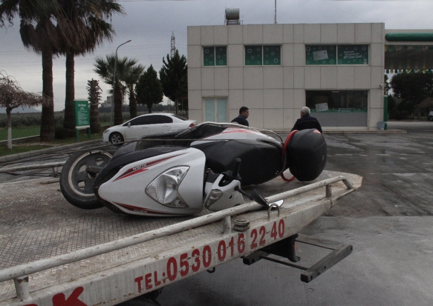 Otomobilin altında kalan motosikletli hayatını kaybetti