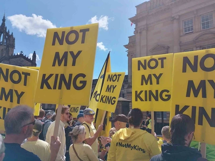 Monarşi karşıtları, İngiltere Kralı 3. Charles’ı İskoçya ziyaretinde protesto etti
