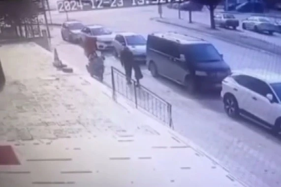 Motokurye boğazına şeker kaçan çocuğu heimlich manevrası ile kurtardı
