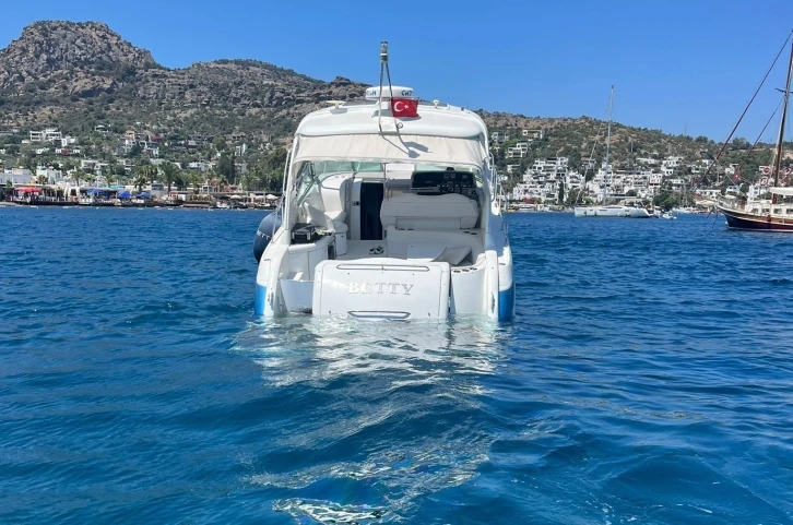 Motoryat dakikalar içerisinde sulara gömüldü