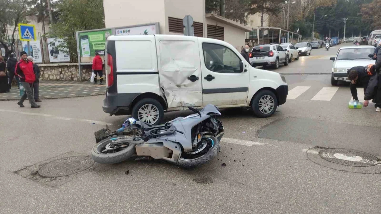 Bursa'da motosiklet hafif ticari araca çarptı: 2 yaralı