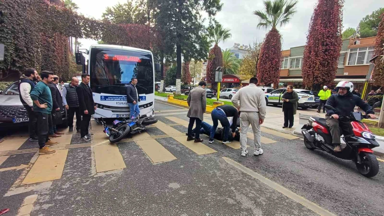 Motosiklet halk otobüsü ile çarpıştı: 1 yaralı
