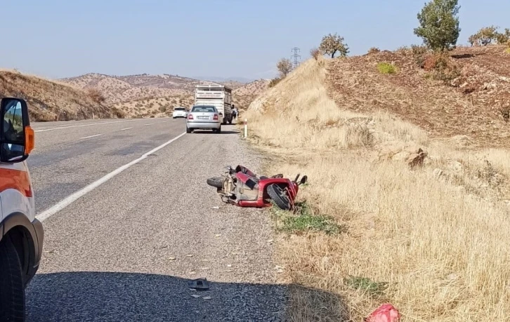 Motosiklet ile kamyonet çarpıştı 2 kişi ağır yaralandı
