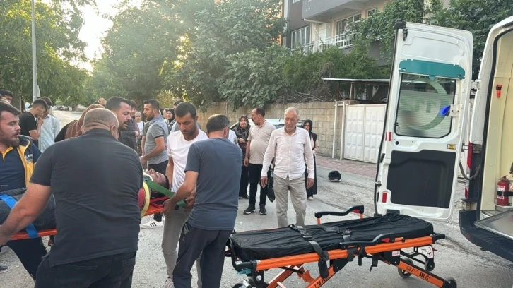 Motosiklet ile otomobil çarpıştı: 1’i ağır 2 yaralı
