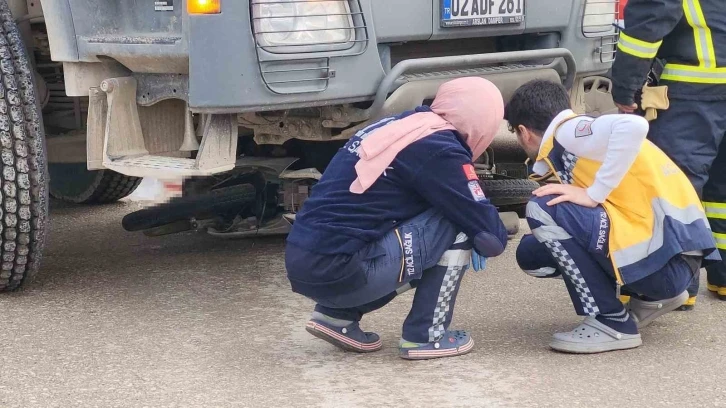 Motosiklet kamyonun altına girdi: 1 ölü, 1 yaralı
