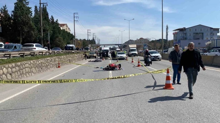 Motosiklet tır dorsesinin altına yuvarlandı, sürücü hayatını kaybetti
