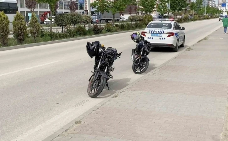 Motosiklet yolun karşısına geçmek isteyen anne ve oğluna çarptı: 3 yaralı
