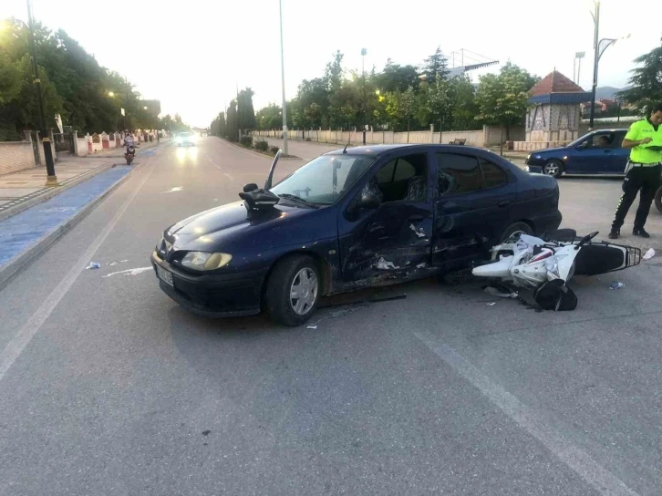 Motosikletin 15 yaşındaki sürücüsü trafik kazasında ağır yaralandı
