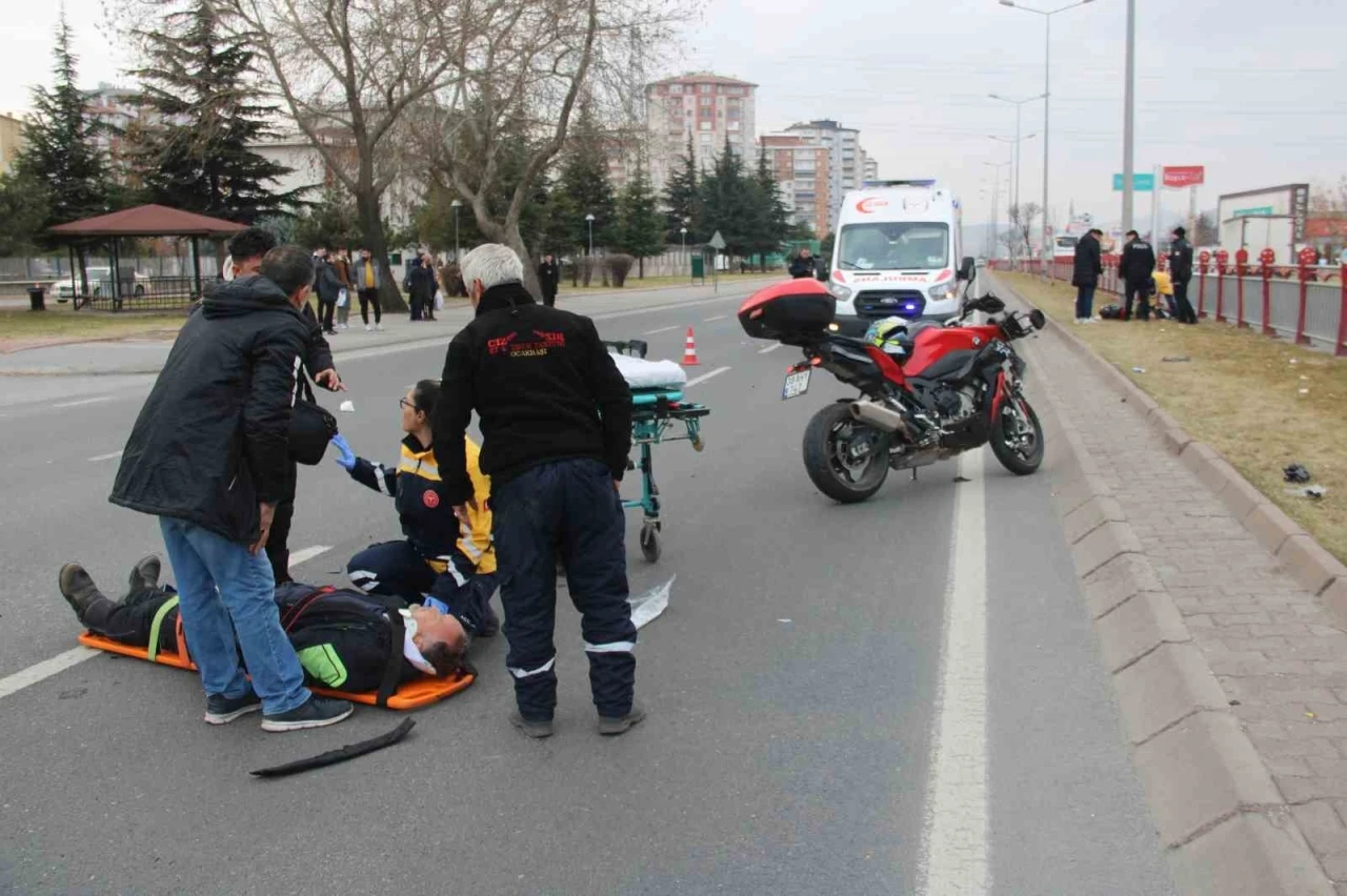 Motosikletin çarptığı yayayı hayata döndürmek için seferber oldular
