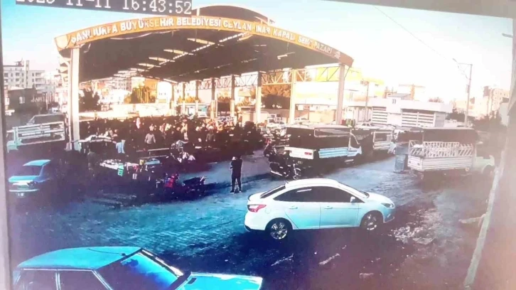 Motosikletin halk pazarından çalınma anı kameraya yansıdı
