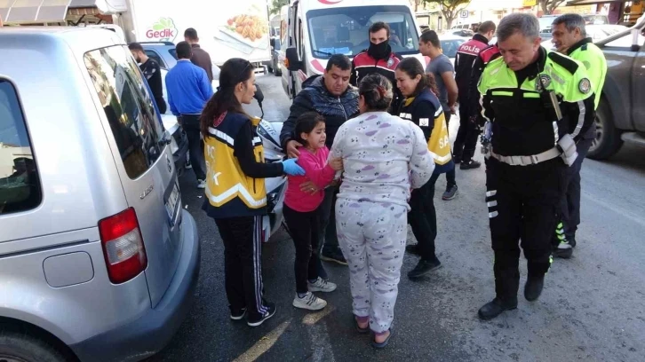 Motosikletten düşen 8 yaşındaki kız, feryat ederek gelen annesini teselli etti
