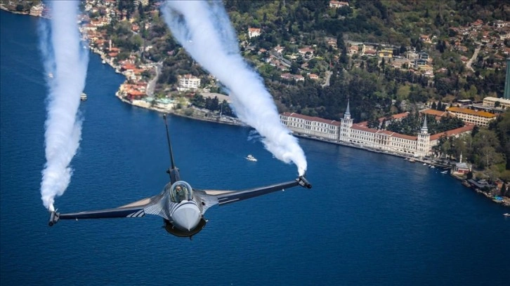 MSB, İstanbul üzerinde selamlama uçuşu yapan Hava Kuvvetleri uçaklarının fotoğraflarını paylaştı