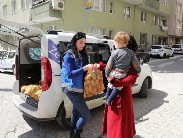 Mudanya Belediyesi ilçedeki vatandaşlara 30 ton patates dağıtıyor