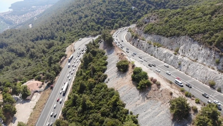 Muğla’da 15 kilometrelik araç kuyruğu dron ile görüntülendi
