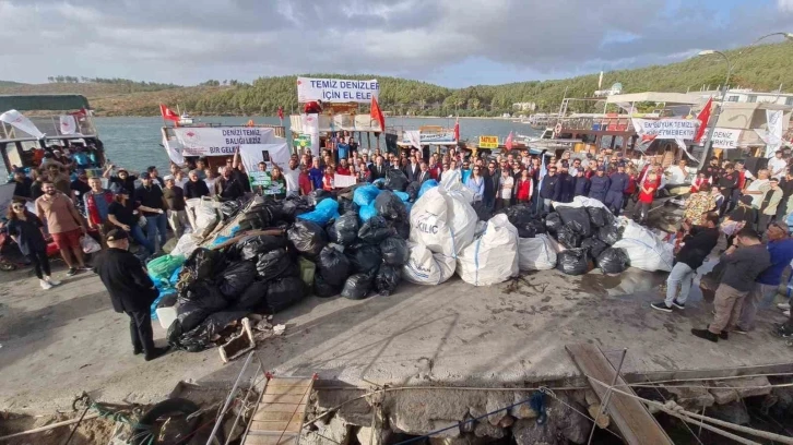 Denizden 15 ton atık çıkarıldı