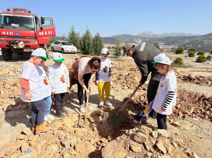 Muğla’da minik öğrenciler fidan dikti
