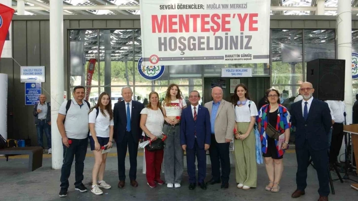 Muğla’da üniversite öğrencilerine karanfilli karşılama
