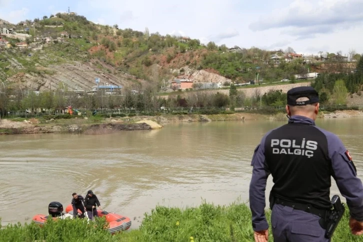 Munzur Çayı’na düşen 3 genç, bin personelle aranıyor
